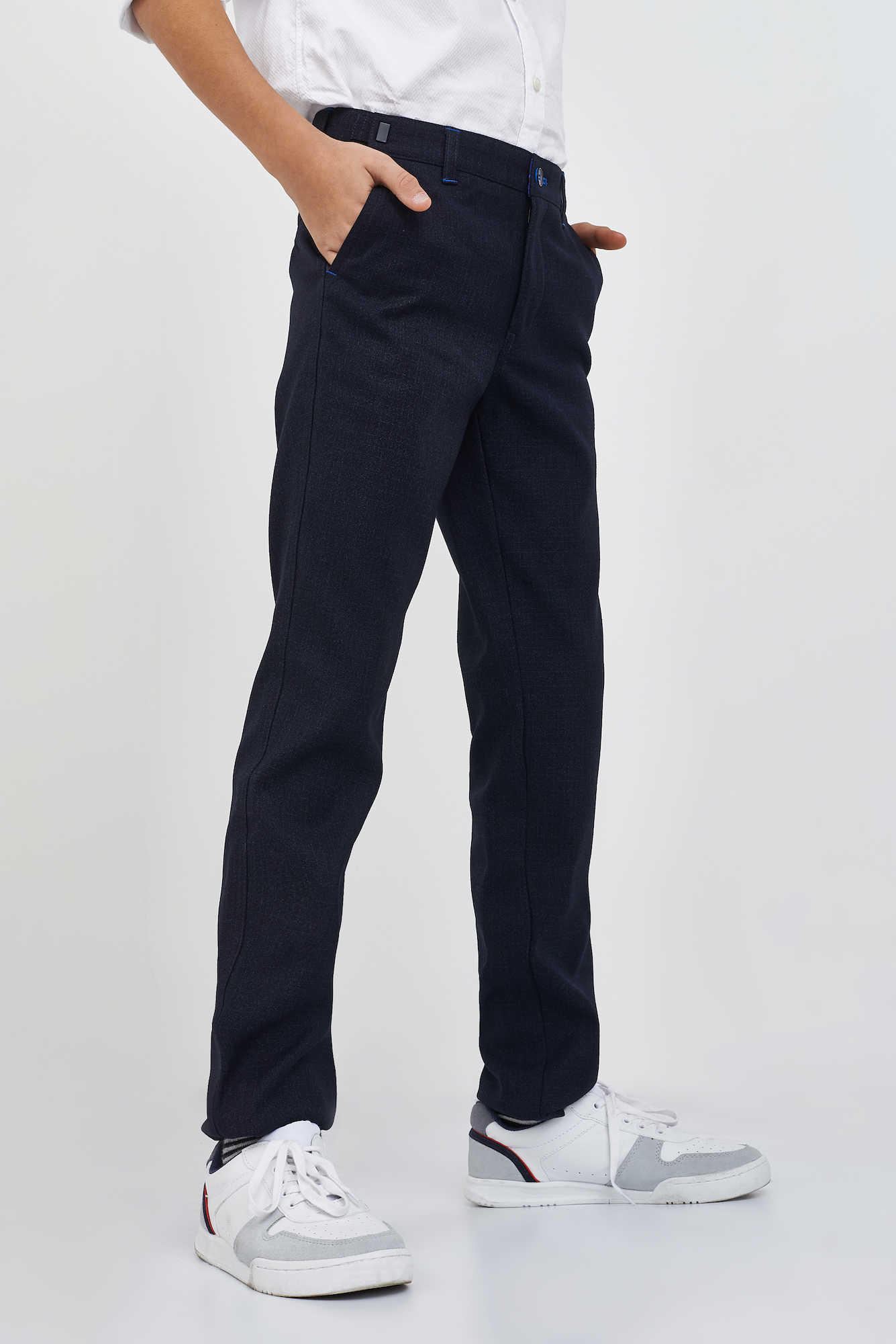 Синие брюки для мальчика школьные. Брюки для девочек. Брюки школьные для девочки. Брюки для девочек. Серые школьные брюки для мальчика.